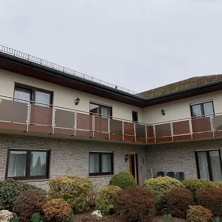 Ferienwohnungjahrsfeld Strassenhaus