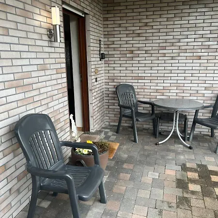 Ferienwohnungjahrsfeld Strassenhaus